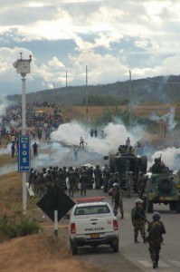 Police attempting to forcefully remove indigenous protesters blocking a road outside Bagua, Peru, June 5, 2009. Photo by Thomas Quirynen.